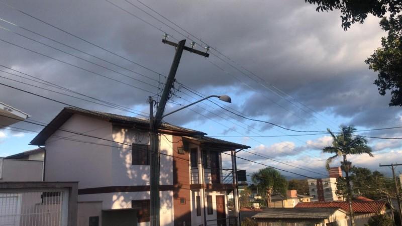Poste rompe e pega fogo no bairro Jardim Angélica