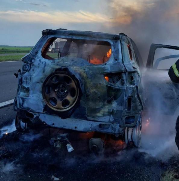 Ford Ecosport é destruída por incêndio na BR-101 em Sangão 