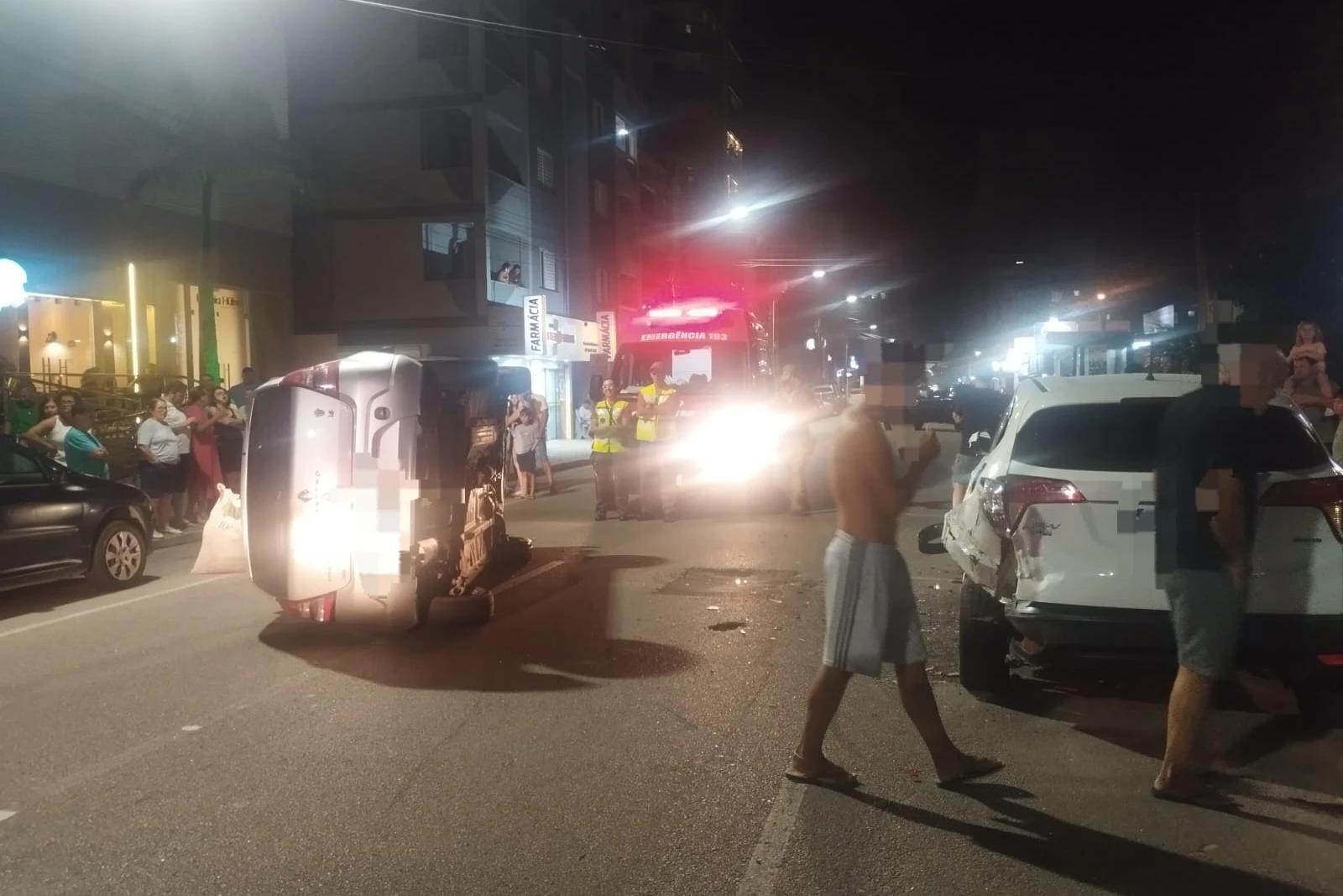 Motorista colide em veículo estacionado e carro capota em Laguna