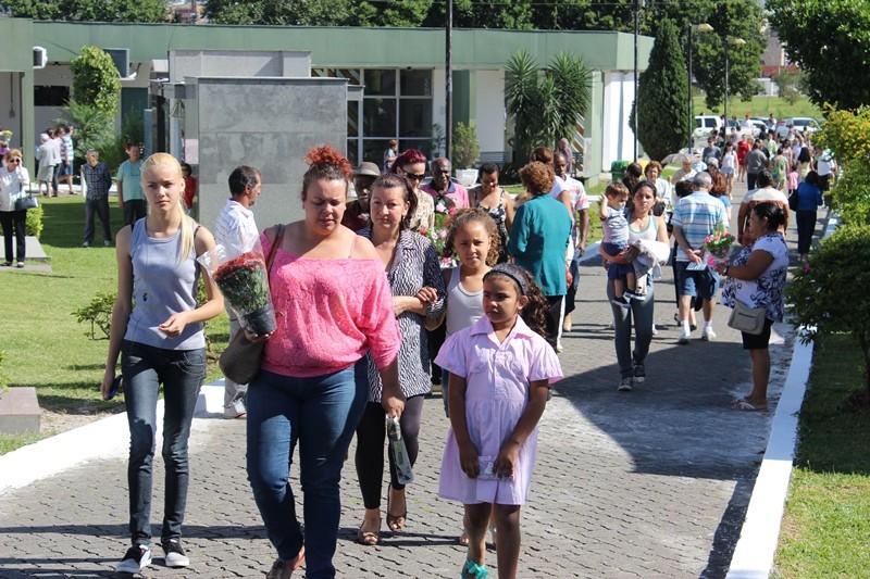 Finados: Cemitério Municipal de Criciúma recebe centenas de pessoas
