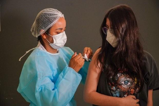 Municípios têm disponíveis vacinas suficientes para a primeira dose em 100% dos adolescentes