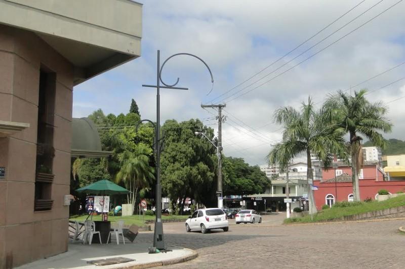 Prefeitura inicia instalação de novas luminárias