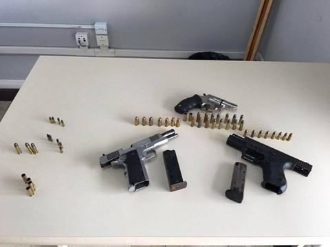 Pistolas de uso restrito são flagrados com jovem de 15 anos