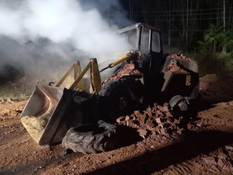 Carregadeira de cerâmica pega fogo em Sombrio