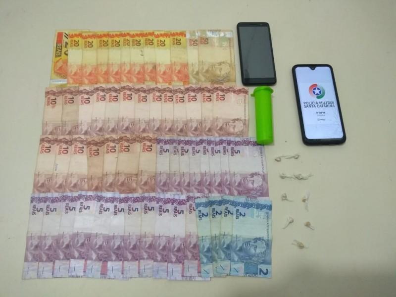 Integrante de facção criminosa é preso com pedras de crack em Criciúma 