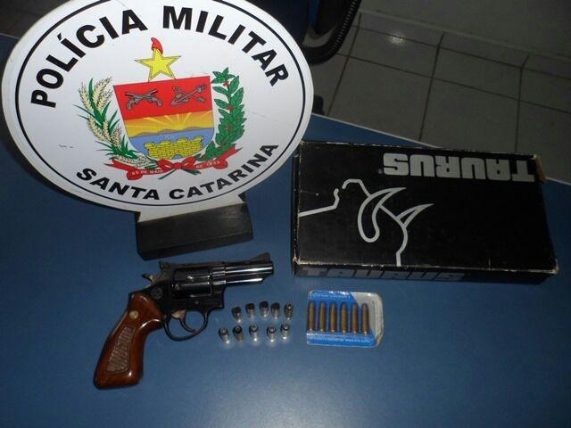 Após discussão com a esposa, PM aborda homem com revólver 