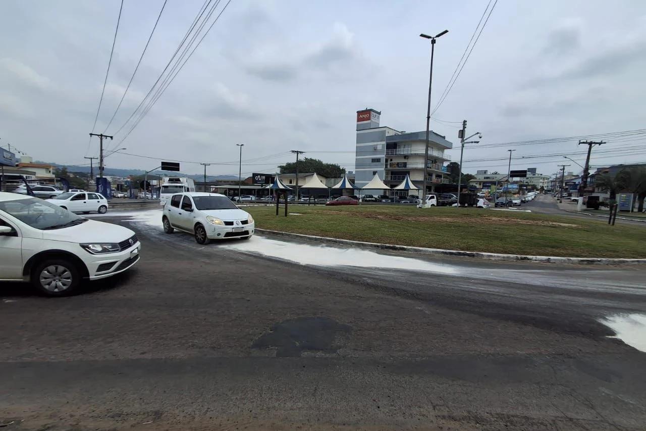 Óleo na pista provoca queda de motociclista em Criciúma