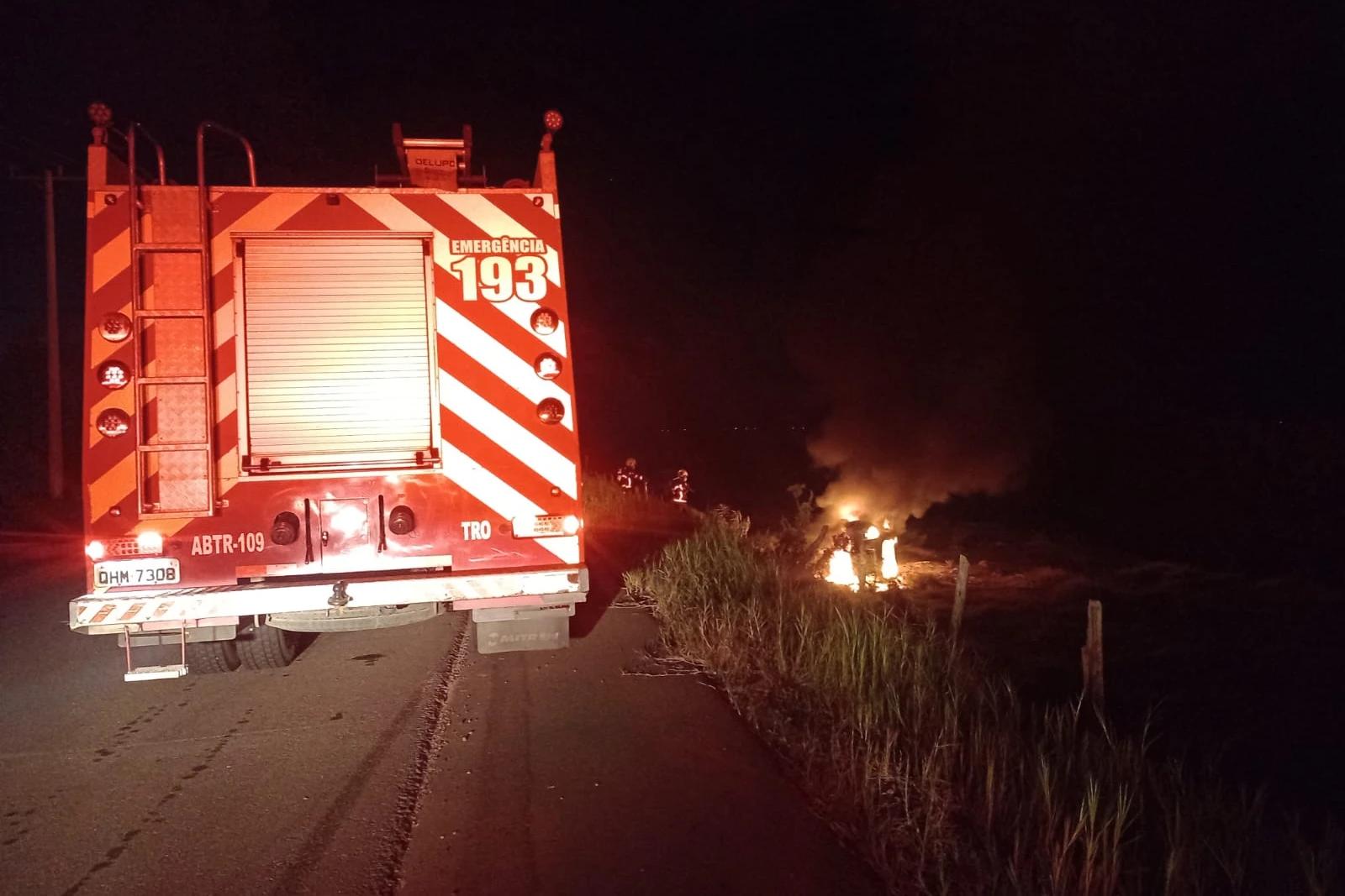 Vítimas são encaminhadas ao hospital após incêndio destruir veículo