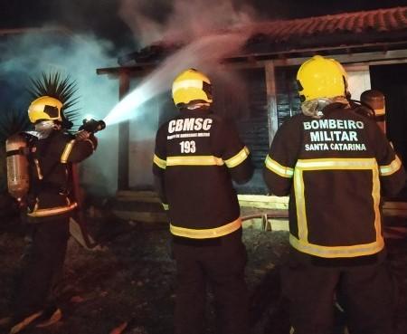 Casa pega fogo e mobiliza bombeiros na SC-434 em Imbituba