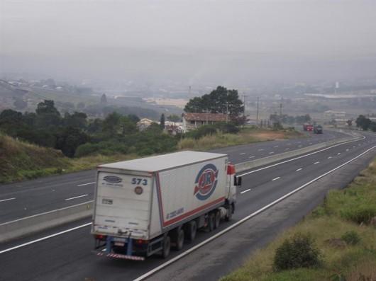 Caminhoneiros devem ficar atentos às restrições de trânsito na BR-101 Sul