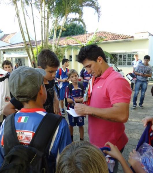 De volta às origens: Atacante Aloísio visita a Casa-Lar