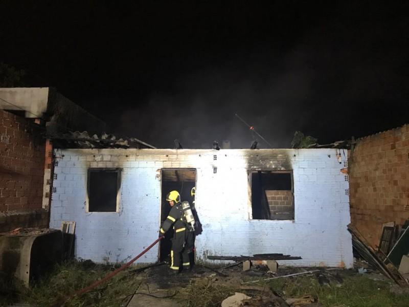 Corpo de Bombeiros combate incêndio em casa no bairro Imperatriz