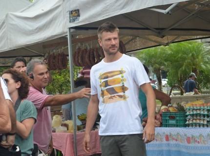 Rodrigo Hilbert grava na feira livre de Orleans