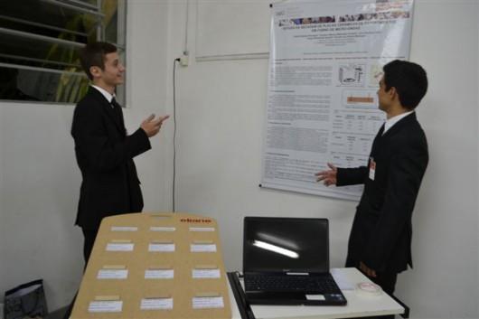 Jovens cientistas testam forno de microondas para a secagem de material cerâmico