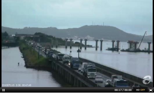 Acidente na cabeceira Sul da ponte de Laguna deixa trânsito congestionado
