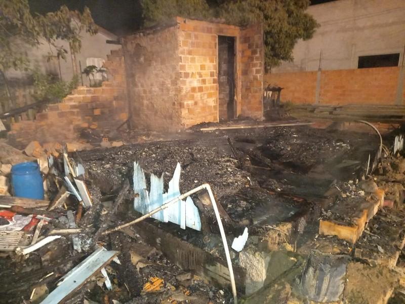 Incêndio consome casa de madeira em Balneário Rincão
