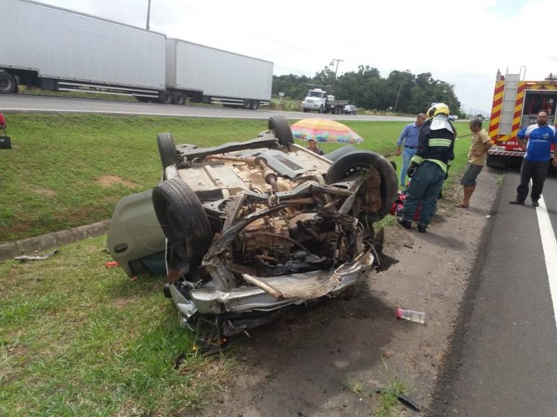 Capotamento na BR-101, em Içara, deixa duas pessoas feridas