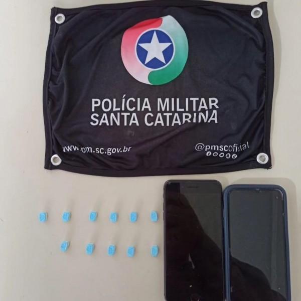Imbituba: dupla abordada com comprimidos de ecstasy é presa pela Polícia Militar