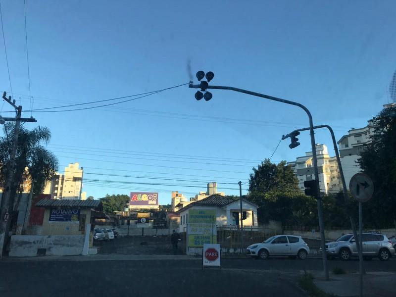 Sinaleiras intermitentes na área central de Criciúma para auxiliar o fluxo de trânsito 