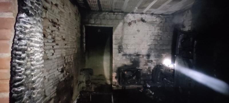 Bombeiros são acionados para combater incêndio e encontram idoso morto