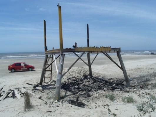 Posto guarda vidas é incendiado no Balneário Rincão