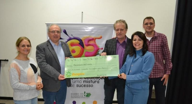 Sicredi Sul SC entrega R$ 16 mil para o Bairro da Juventude