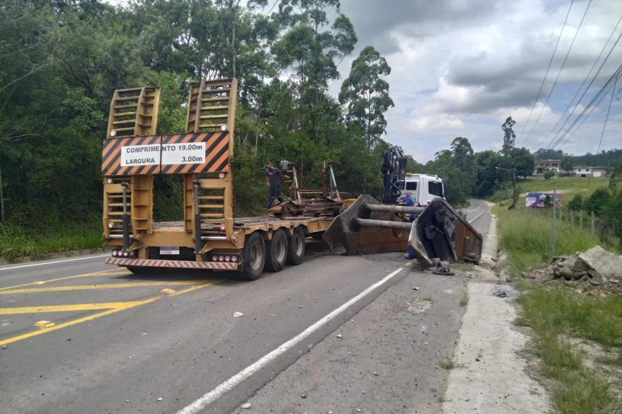 Siderópolis: peça de quase três metros de comprimento cai de carreta e bloqueia pista da SC-445