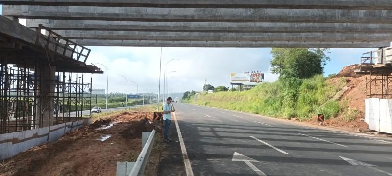 Empreiteira conclui instalação de vigas em viaduto e bloqueios na Via Rápida são encerrados