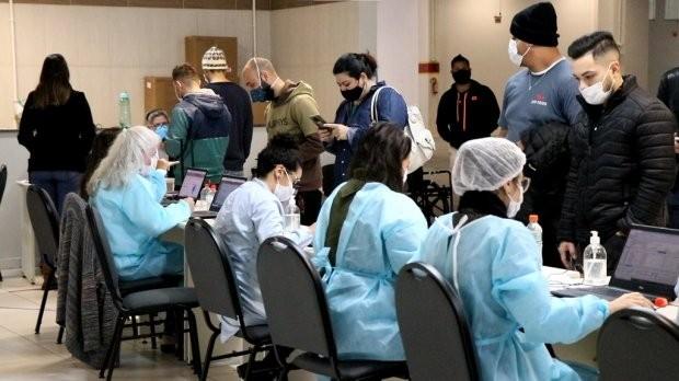 Estado chega a 70% da população adulta vacinada com primeira dose