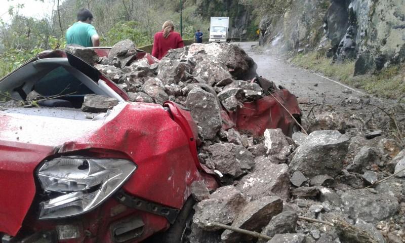 Deslizamento interdita e atinge carro na Serra do Rio do Rastro