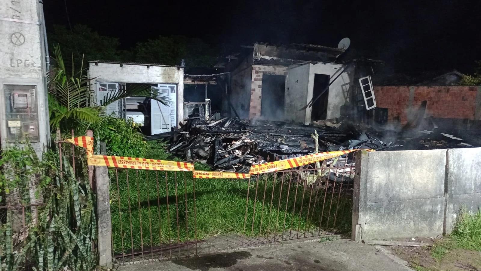 Idoso é encontrado morto entre escombros durante incêndio