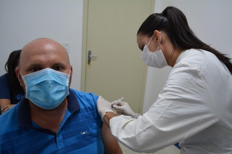 Covid-19: Segunda dose da vacina começa a ser aplicada nos profissionais da saúde