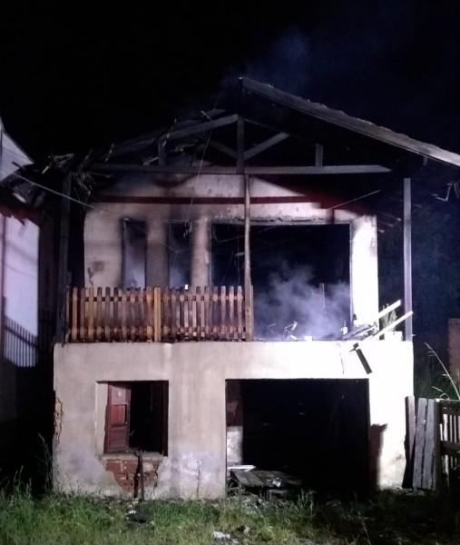 Casa é destruída por incêndio em Tubarão