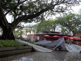 Vento destrói tendas de artesãs na Nereu Ramos
