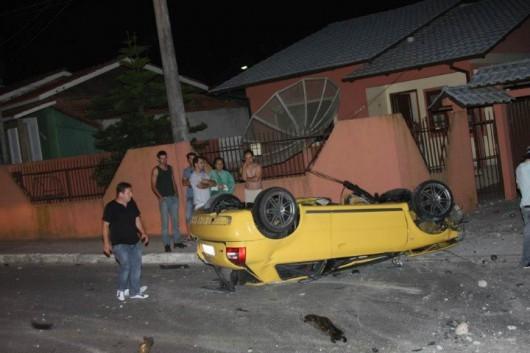 Motorista morre após colidir em muro de residência