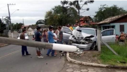 Motorista colide carro em poste e estrutura cai sobre a pista
