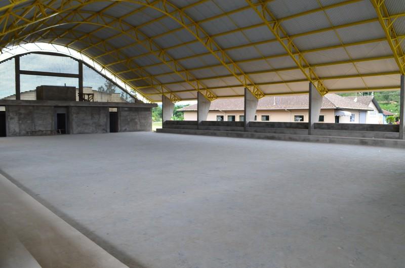Construção da quadra esportiva Miguel Lazzarin em fase de conclusão