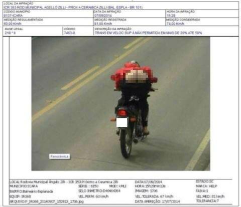 Motociclista é flagrado ao mostrar parte íntima em movimento