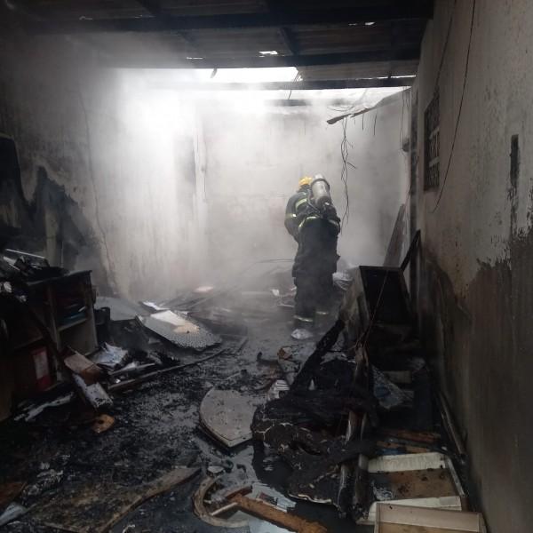 Depósito comercial é destruído por incêndio em Içara