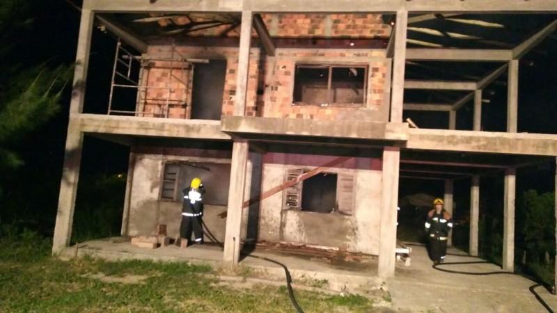 Casa em construção incendeia no Balneário Rincão