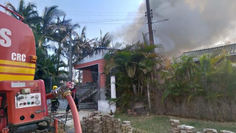 Incêndio destrói casa no bairro São Luiz