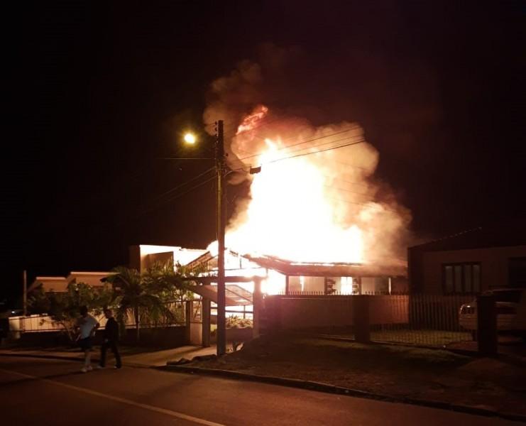 Casa é destruída por incêndio e família organiza Vakinha para recomeçar