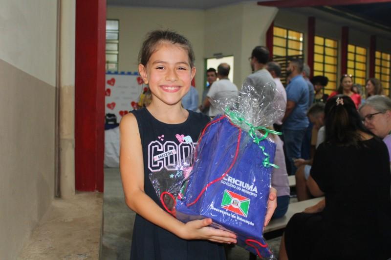 Governo de Criciúma inicia entrega de uniforme para alunos da Rede Municipal de Ensino