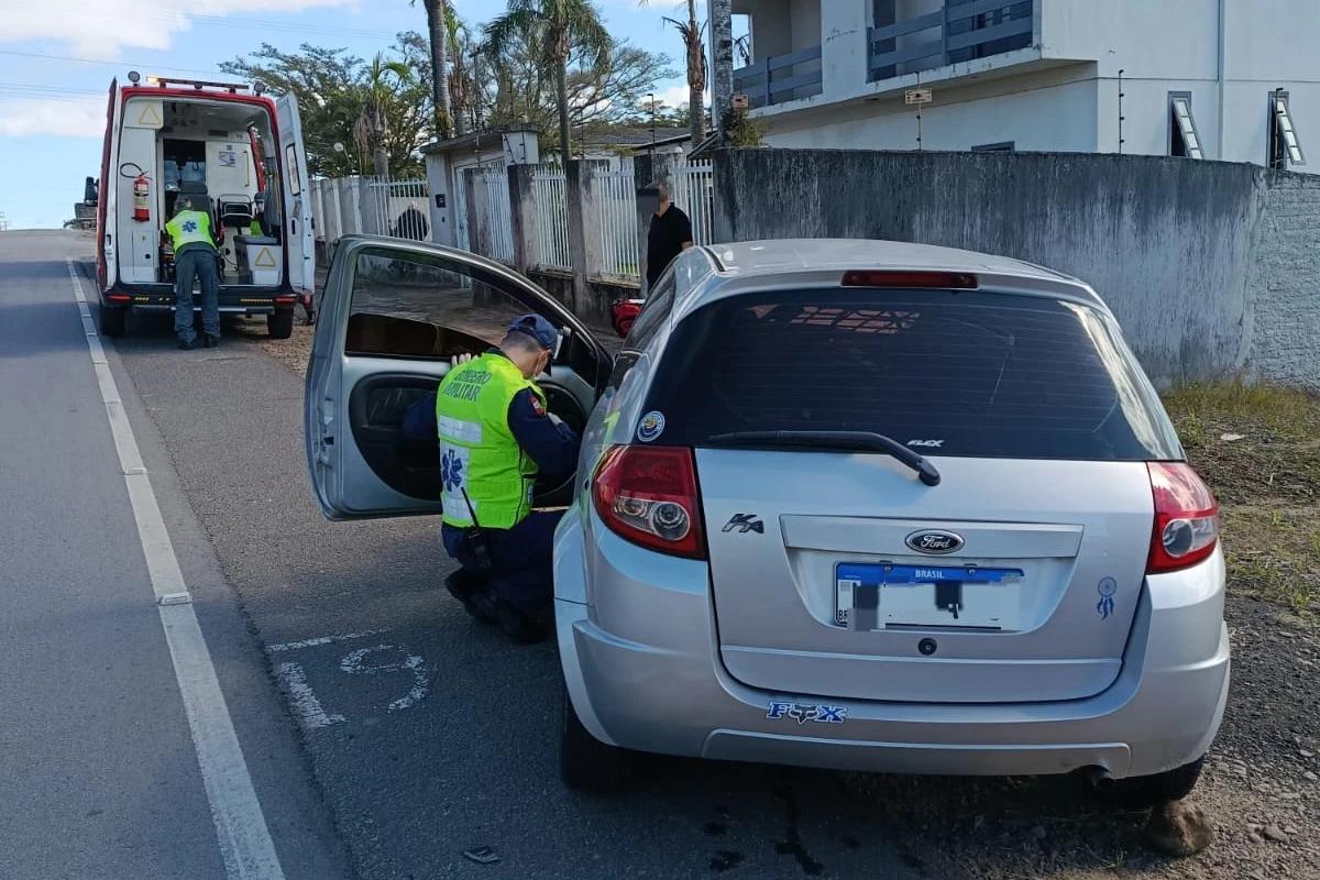 Colisão entre carro e micro-ônibus deixa mulher ferida na SC-443 em Criciúma