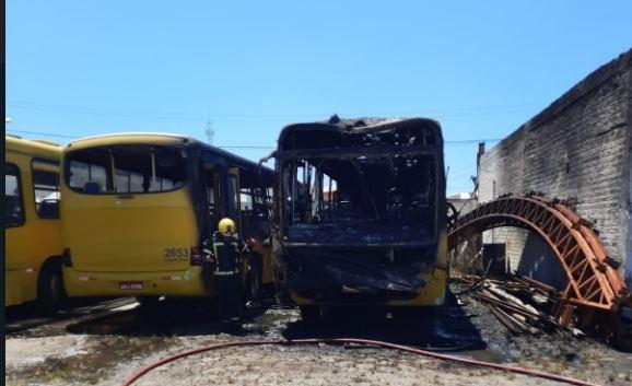  Ônibus do transporte coletivo é consumido pelo fogo em Laguna
