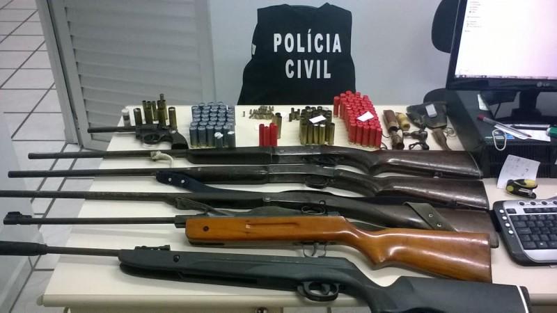 Dois são presos por porte ilegal de arma e munições 