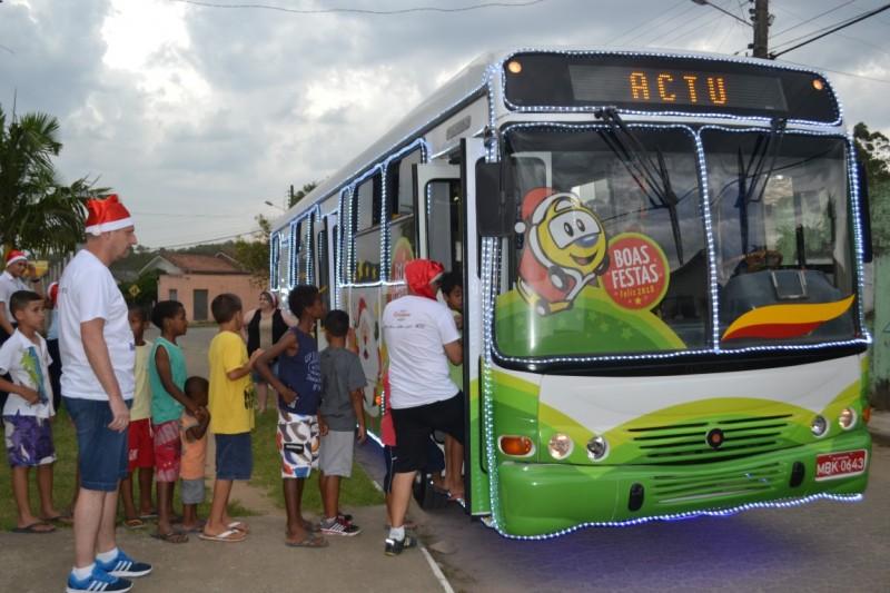 Expresso Natalino encanta crianças e familiares