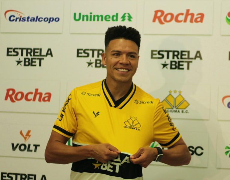 Em sua apresentação, Marquinhos Gabriel agradece carinho da torcida: 'é uma satisfação estar de volta'