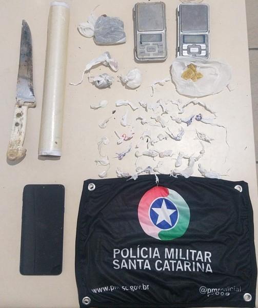 Em Criciúma, PM localiza maconha, cocaína e crack; acusado de tráfico foi preso