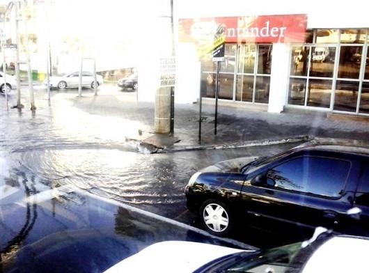 Avenida Centenário fica alagada após cano da rede de abastecimento estourar